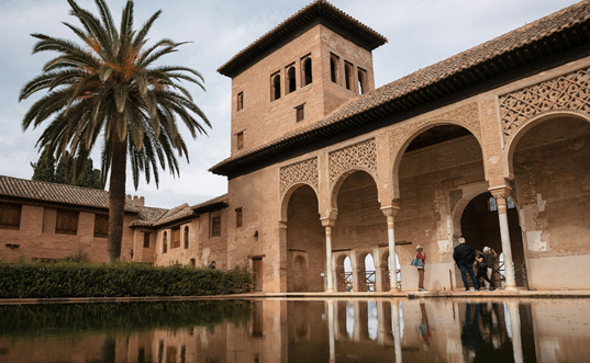 El reflejo del agua: estética y arte islámico oriental e hispanomusulmán